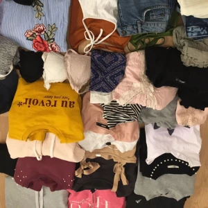  - (Dem 3 svarta tajta jeansen år borta och pärltröjorna) 