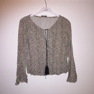  - En fin leopardmönstrad blus i storlek XS med snörning fram (tofsar) och flare armar. Mycket bra skick 🌟 