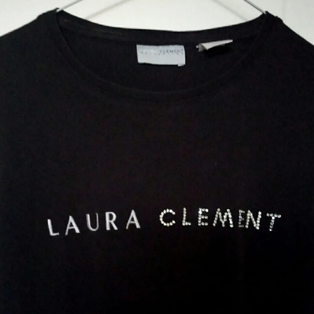 supersnygg svart tshirt. 'Laura' är broderat m vit/silvrig tråd och 'clement' i strass!. T-shirts.