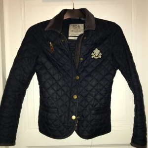  - Morris jacka använd men ganska fint skick loggan har blivit grönaktig. Syns dock inte förutom om man kollar nära och tänker på det.  Nypris 2500kr