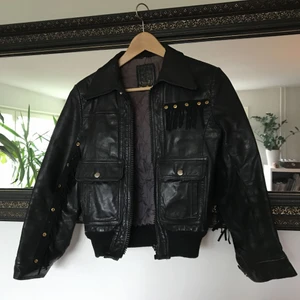  - Vintage läder jacka i bomba modell med nitar och fransdetaljer. Om jackan postas tillkommer frakt 