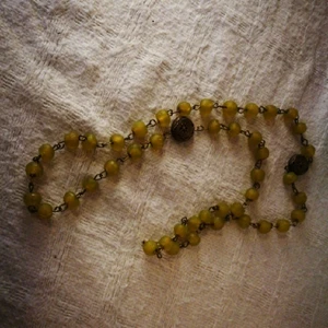  - Beautiful bright necklace. The colour is bright light green.