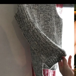  - Stickad polotröja utan ärmar. Sjukt mysig och varm men jag gillar inte hur den ser ut på min kropp så jag väljer då att sälja den. 