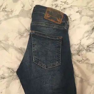 Crocker Jeans i storlek 24/30 använda 3/4 gånger, pris kan sänkas vid snabb affär