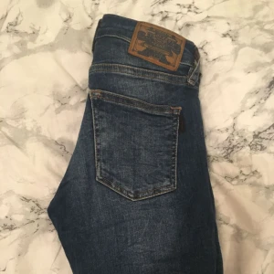  - Crocker Jeans i storlek 24/30 använda 3/4 gånger, pris kan sänkas vid snabb affär