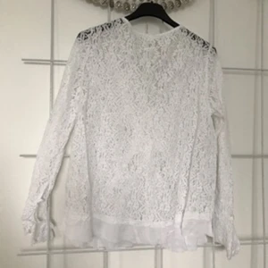  - Vit spetsblus med trumpetärmar. Det undre tyget var mycket längre så jag klippte av det men personligen tycker jag inte det ser "konstigt" ut (och annars kan man fixa det med maskin på 1 min)