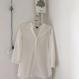  - Tidlös vit skjorta! Det som ser ut som en fläck vid axeln är de tillhörande banden till skjortan! Superbra skick, nästan aldrig använd! Möts gärna upp i Göteborg, annars tillkommer frakt. Har swish! 