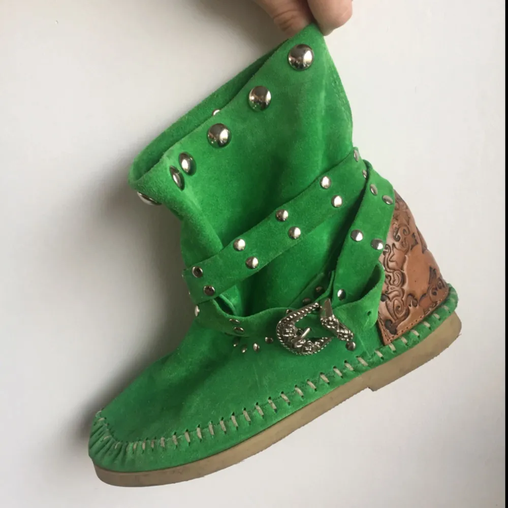 Gröna mockaskor från märket LdiR. Båda skorna har några lite mörkare partier på framsidan, se bild 2. Nypris 1899kr. Gärna betalning via swish. Köparen står för frakt. . Skor.