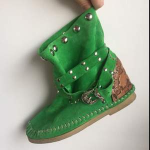 Gröna mockaskor från märket LdiR. Båda skorna har några lite mörkare partier på framsidan, se bild 2. Nypris 1899kr. Gärna betalning via swish. Köparen står för frakt. 