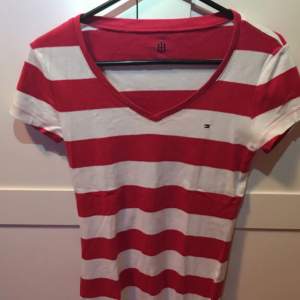 V-ringad t-shirt från Tommy Hilfiger i storlek S. Endast använd ett par gånger och självklart tvättad.