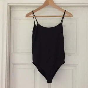  - Svart body från zara med djup urringning i ryggen. Sparsamt använd!