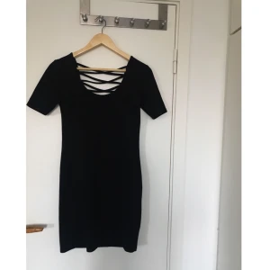  - En helt vanlig svart klänning med en fin detalj i ryggen. Storlek M, men passar även S. 