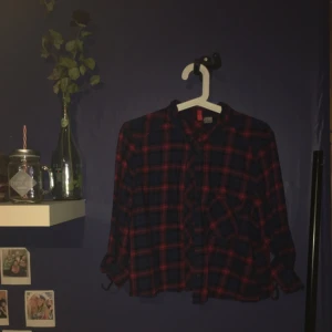  - Skitsnygg skjorta (cropad!) Den passar bra på S/M.   Köparen står för frakt. Betala gärna med swish! 🤳🏽🍭🤗