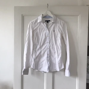  - Figursydd Oxfordskjorta från Gant i skön bomull. Perfekt skick, behöver en omgång på strykbrädan dock :) Jag är normal 36a och på mig sitter den fint men inte jättetight.   Köparen betalar frakten.