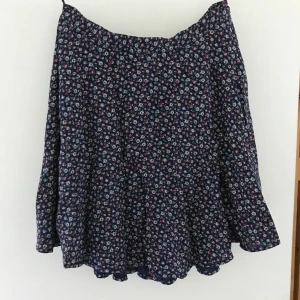  - Kjol från Ralph Lauren storlek M, kort modell. Resår i midjan. Oanvänd.