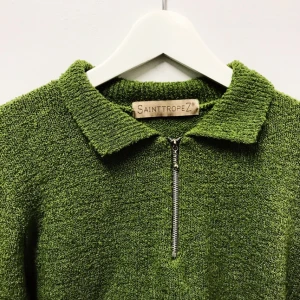  - Tröja från Beyond Retro. Säljes för 60kr, frakt tillkommer (kan även möta upp i Malmö). Betalning sker via swish.