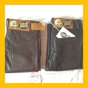  - SKINN-/LÄDERBYXOR.  Varma byxor med skinn/läderimitation från Cheap Monday. Aldrig använda, det svarta paret har en ögla som gått sönder (?) men det är varken något som syns eller märks. Man kan se det på bilden!