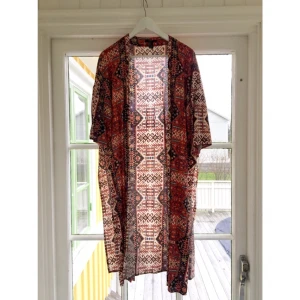  - Mönstrad kimono från Forever21, funkar till stl S också. Trekvartslånga ärmar. Betalning via swish, frakt tillkommer.