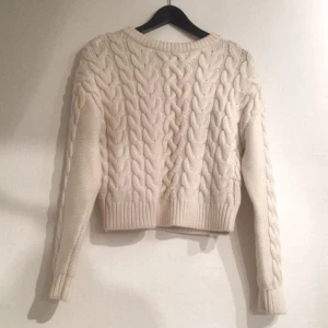  - Jättefin tröja, modell ”cropped wool sweater” i 100% ull.   +90 för frakt 