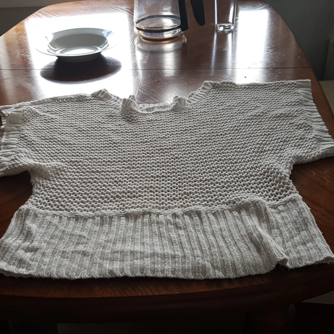 En vit tröja med håll i 