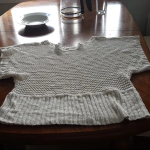 En vit tröja med håll i  - En tröja som är fin säljer den för den är inte i min stil ni väljer själv priset men det minsta är 50kr