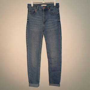 Blåa jeans från Gina Tricot i storlek M. Aldrig använda. Priset är exklusive frakt.