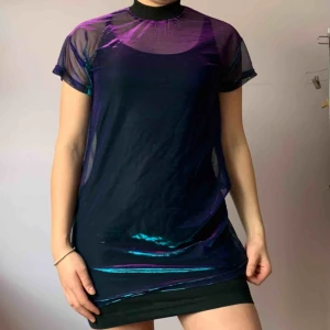  - Futuristisk genomskinlig minidress som skimrar i blått/lila👾✨⚡️passar bra med en klänning under eller vanliga byxor och tröja går även att ha badkläder under för en somrig look😎🌞
