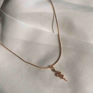  - Guldiga halsband med hängande orm, frakt tillkommer!! 