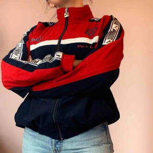  -  Puma vintage-jacka! Perfekt till kyliga sommarkvällar i stan eller på landet💟 Gör vilken look som helst snygg!