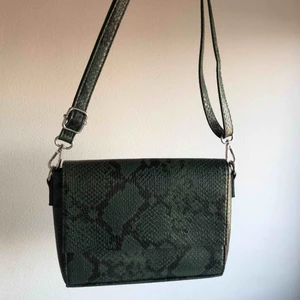  - Väska ifrån dondonna:)  Använd fåtal gånger. Pris kan diskuteras👍🏻