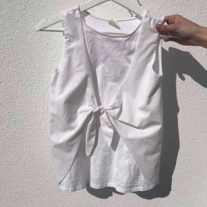  - Säljer gulligt linne från Zara. Aldrig använt så i ett väldigt fint skick  Strl 164 men sitter som en XS