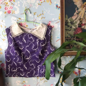  - En vintage crop topp med fint mönster och krage. Läppstifts märke på insidan som säkert går att tvätta bort ✨🌟🐅 möts up eller frakt: 42kr