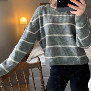 tröjor - jättesöt stickad tröja från h&m som är väldigt bekväm och sticker inte alls.  säljer då den aldrig kommer till användning, har en likadan i svart också! finns också att köpa i min profil😊