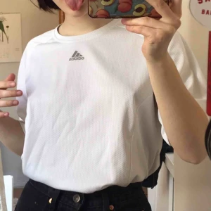  - Oversized retro adidas tshirt,  super fint skick!,, betalning sker via swish💕 bara att skicka ett meddelande vid frågor/om du vill ha fler bilder mm🥳 går alltid att pruta! frakt tillkommer