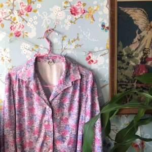  - En av mina retro favoriter! En blus/skjorta i pastell färger. Tyvärr finns ett fimp hål i skjortan men de syns nästan inte :)  Och en knapp saknar i armen✨🌟 frakt:42kr eller så möts jag upp om du är frisk.