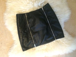  - Kjol i skinnimitation och silverdetalj