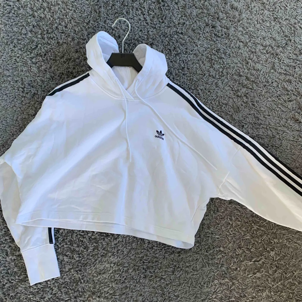 Fin, vit hoodie från Adidas 💕 Kort i modellen. Använd endast 1 gång, köpt i London för 450 kr💕 Köparen står för frakten . Hoodies.