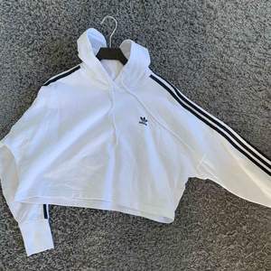 Fin, vit hoodie från Adidas 💕 Kort i modellen. Använd endast 1 gång, köpt i London för 450 kr💕 Köparen står för frakten 