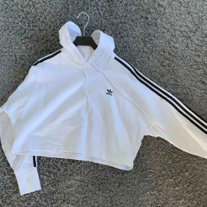  - Fin, vit hoodie från Adidas 💕 Kort i modellen. Använd endast 1 gång, köpt i London för 450 kr💕 Köparen står för frakten 