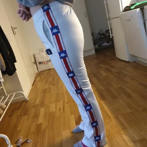 Kappa Tracksuit byxor - Fina vintage Kappa tracksuit-byxor! Köpta här på Plick men satt inte bra på mig tyvärr💔 Köparen betalar frakt