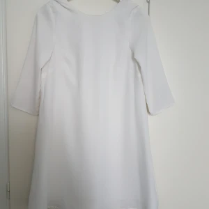 Bubbleroom x Molly Rustas, 36 - Vit klänning från Bubbleroom x Molly rustas. Djup urringning i ryggen. Storlek 36.