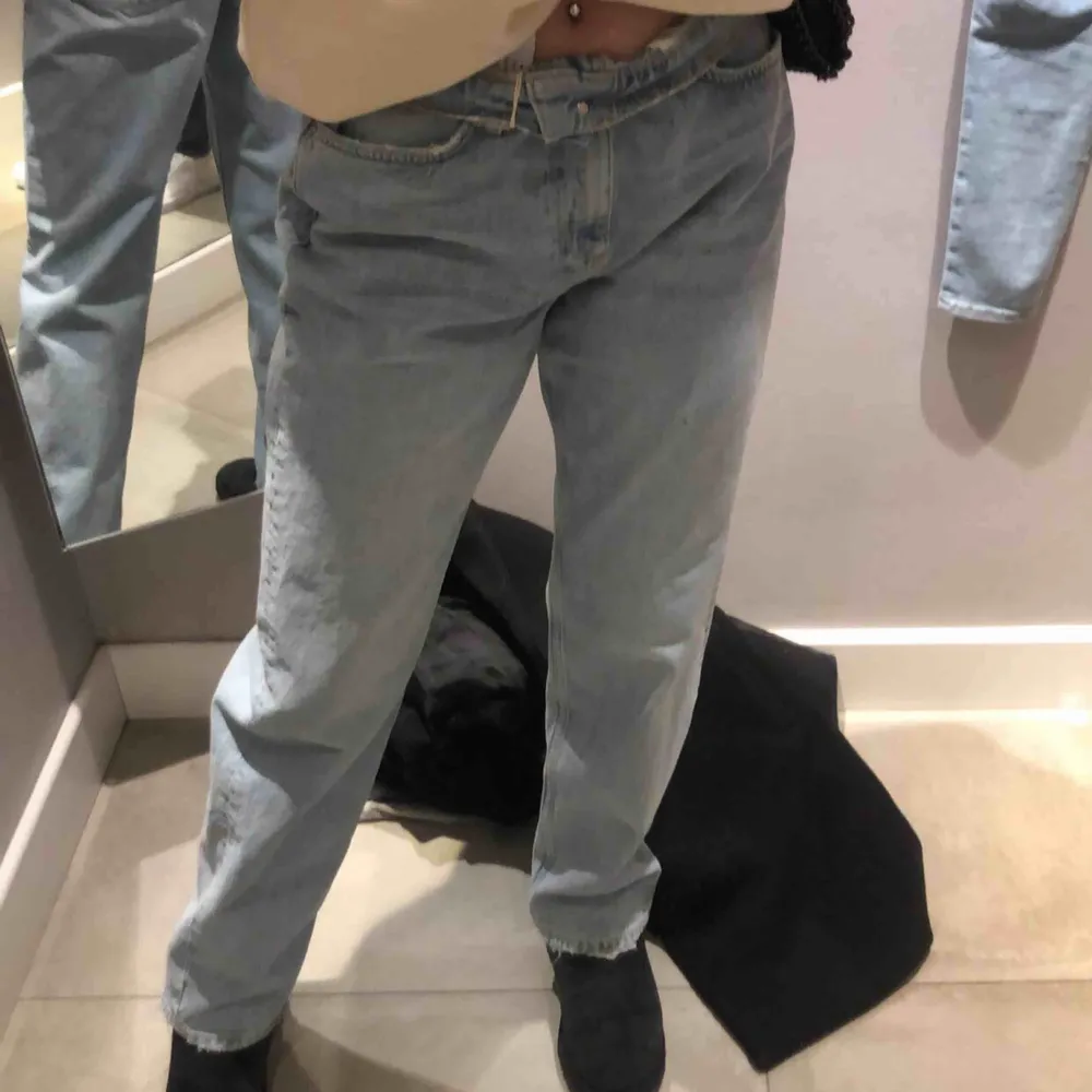 SÄLJER mina sjukt snygga jeans från Gina, använda 1 gång efter denna bild togs. Lite stora då jag vanligtvis är 36-38 men det är snyggt😍😍 jag är 176 lång, pris kan diskuteras . Jeans & Byxor.