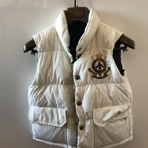 Väst, Ralph Lauren - Tvåfärgad väst, dvs två västar i en, hur bra?! Ena sidan vit, andra marinblå. 