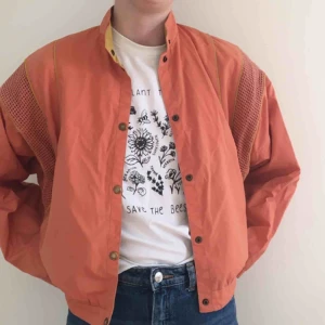  - Ohoj den här snyggingen har varit en vapendragare!! Den är aprikosfärgad och senapsgul på insidan med detaljer av samma färg! Köpt i Paris i vintage butik! 