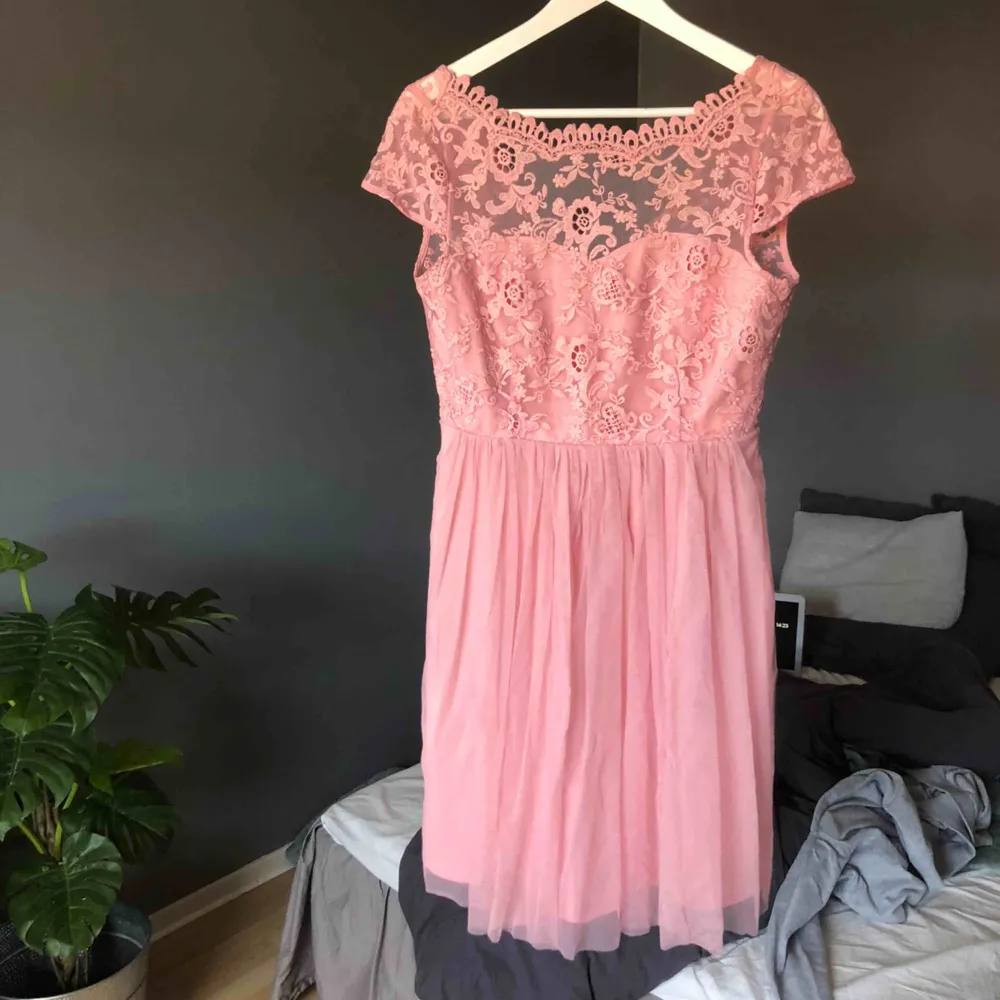 Jättefin klänning i spets och tull ifrån vila i en underbar rosa färg. Använd en gång på en skolavslutning så i toppenskick! Hoppas den kan komma till användning hos någon annan🌷🌷. Klänningar.