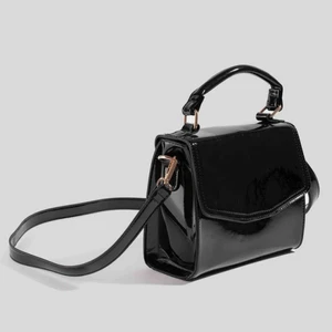  - Väska i lack från NA-KD Nypris: 399 kr Bud från: 79 kr