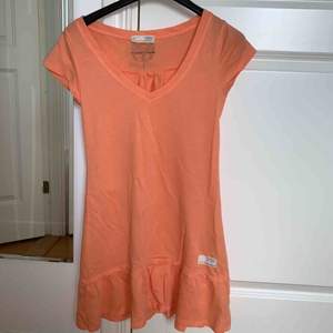 Fin orange/rosa klänning från OddMolly som är fylld med fina detaljer! Knappast använd. Klänningen kan hämtas utanför malmö. Den kan även levereras, men då står köparen för fraktkostnaden! Betalning sker via swish! 😍🌸🌷🌺