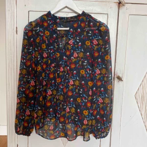  - Superfin mönstrad blus 