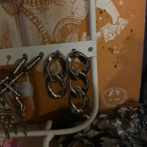  - Kedje-öronhängen köpta på weekday. Tror jag betalade ungefär 129-149 kr för de. Knappt användna