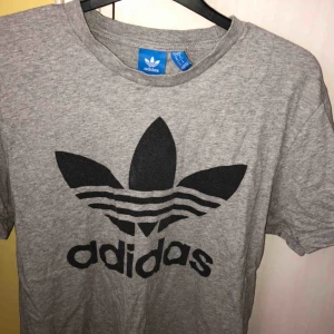  - Adidas t shirt i bra skick. Storlek M. Köparen står för frakten :)